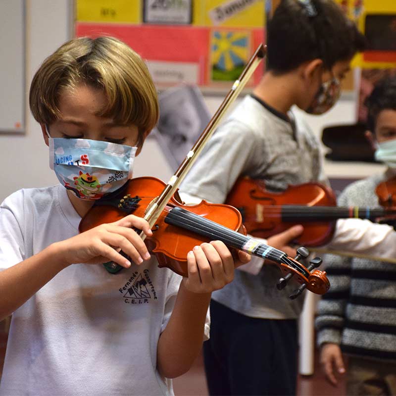 Alumno tocando el violín